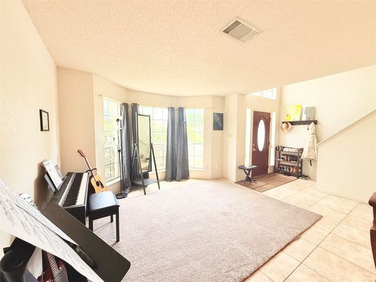 Interior, Piano