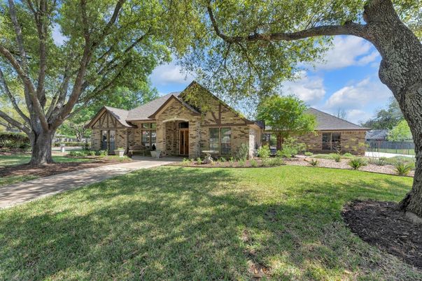Backyard, Exterior, Facade, Brick Facade, Ranch