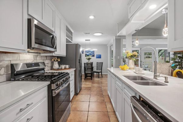 Dining room, Interior, Kitchen, Pendant Lights, Recessed Lighting, Stainless Steel Appliances