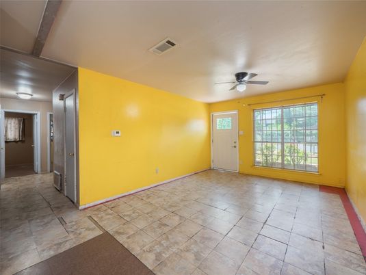 Empty room, Interior