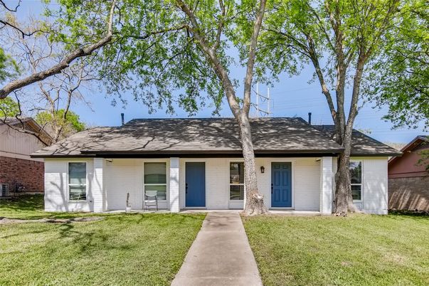 Exterior, Facade, Ranch