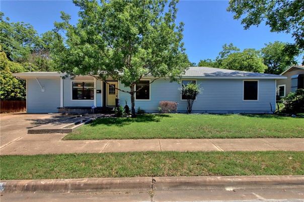 Exterior, Facade, Ranch