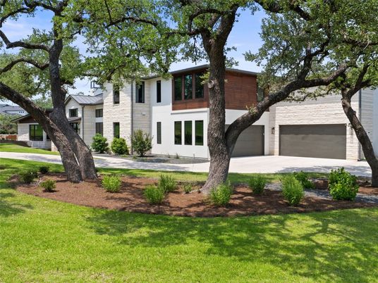 Attached, Backyard, Exterior, Facade, Modern