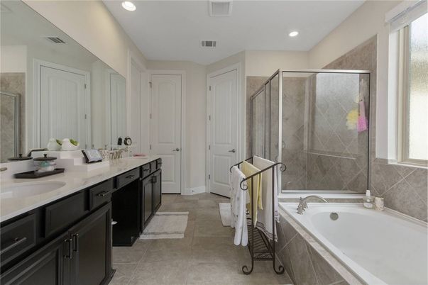 Bathroom, Dual Sink Vanities, Interior, Recessed Lighting