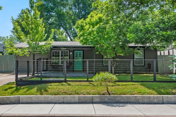 Exterior, Facade, Ranch