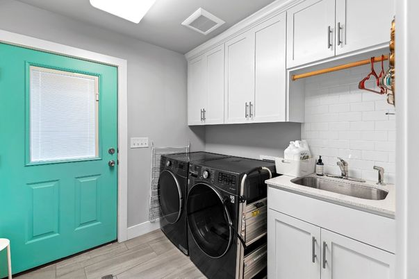Interior, Washer, Wood Texture Flooring