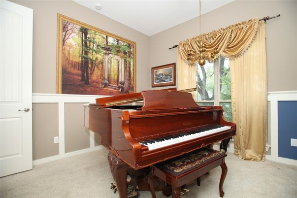 Interior, Piano