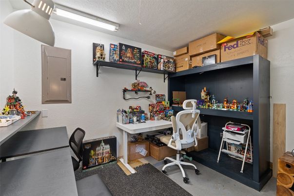 Home Office, Interior