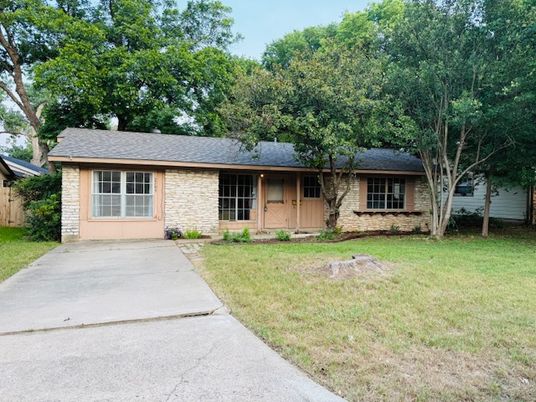 Backyard, Exterior, Facade, Ranch