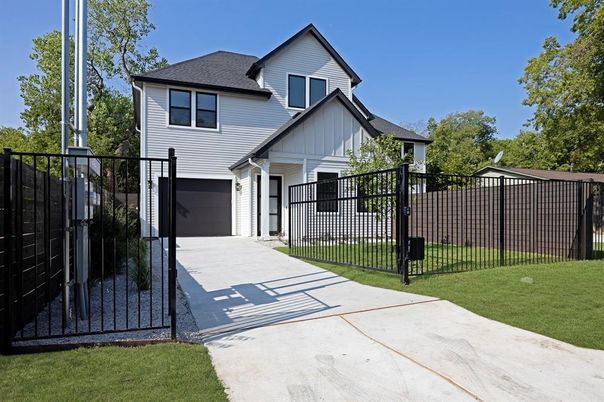 Attached, Exterior, Facade, Farmhouse