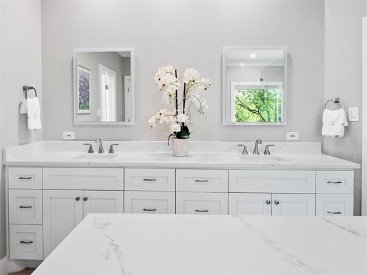 Bathroom, Dual Sink Vanities, Interior, Recessed Lighting