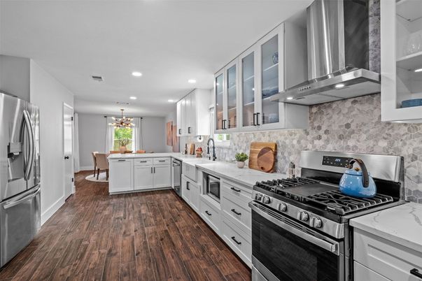 Chandelier, Dining room, Interior, Kitchen, Pendant Lights, Recessed Lighting, Stainless Steel Appliances, Wood Texture Flooring