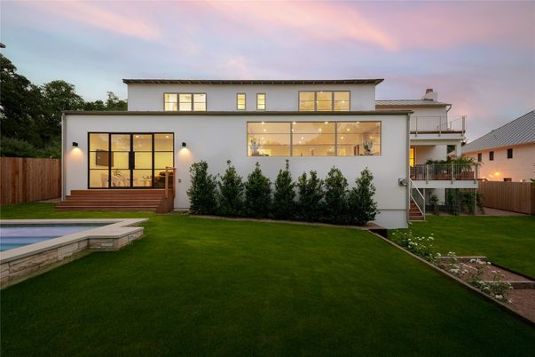 Backyard, Exterior, Facade, Pool, Modern