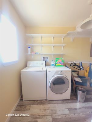 Interior, Washer, Wood Texture Flooring