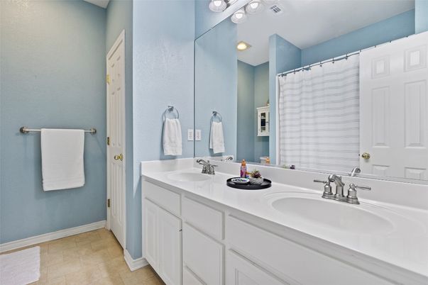 Bathroom, Dual Sink Vanities, Interior, Recessed Lighting