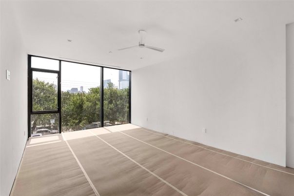 Empty room, Interior