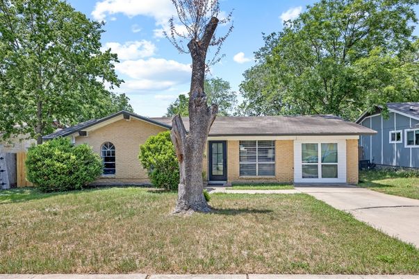 Exterior, Facade, Ranch