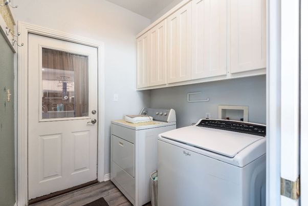 Interior, Washer, Wood Texture Flooring