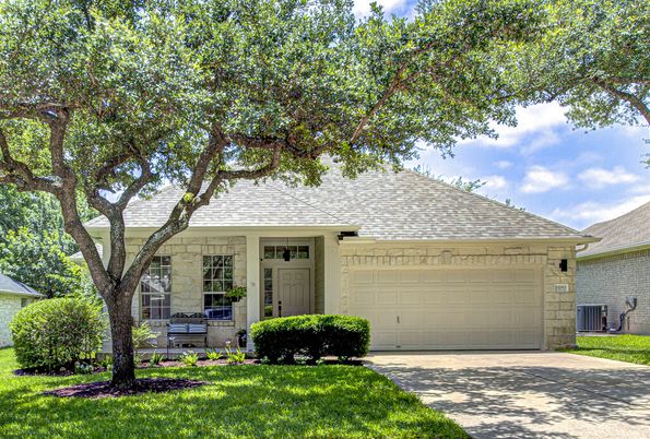 Attached, Exterior, Facade, Ranch