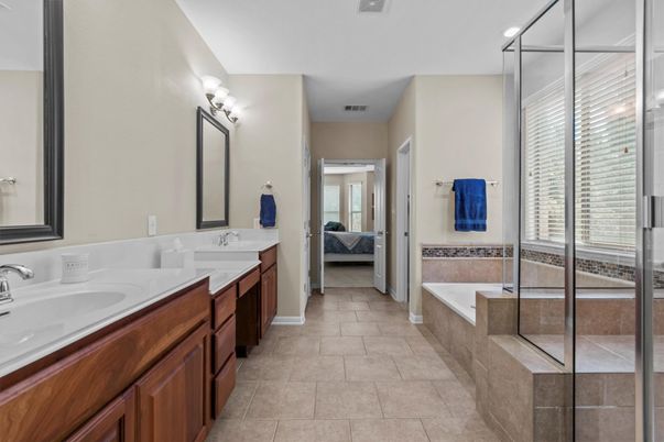 Bathroom, Dual Sink Vanities, Interior, Recessed Lighting