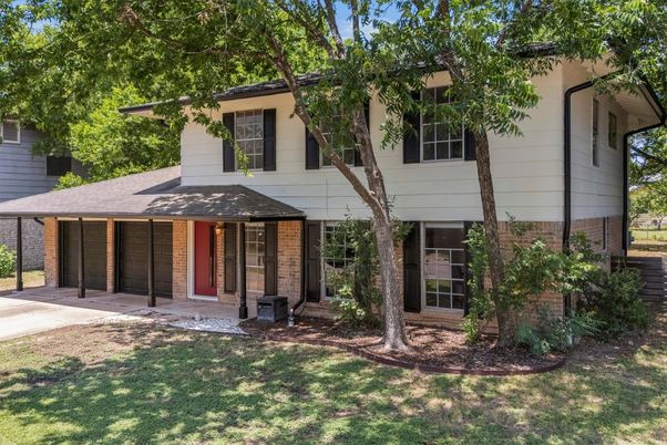 Exterior, Facade, Brick Facade, Ranch