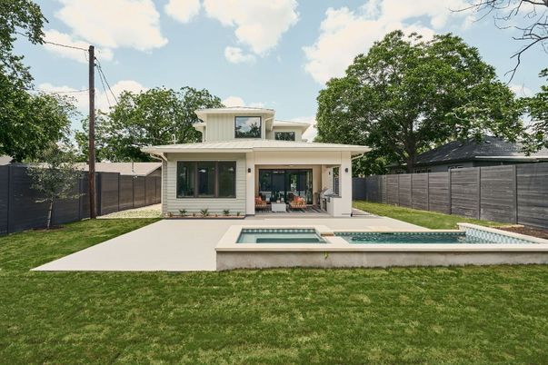 Backyard, Exterior, Facade, Pool, Modern