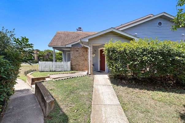 Backyard, Exterior, Facade, Brick Facade, Ranch