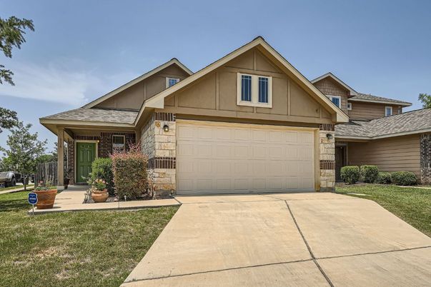 Attached, Exterior, Facade, American Craftsman