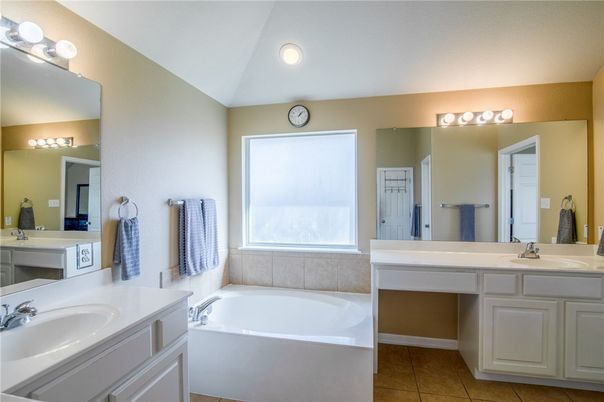 Bathroom, Dual Sink Vanities, Interior, Recessed Lighting