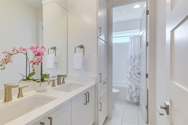 Bathroom, Dual Sink Vanities, Interior, Recessed Lighting