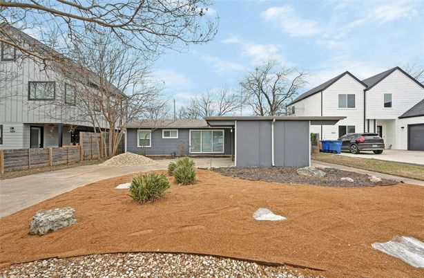 Attached, Exterior, Facade, Cape Cod