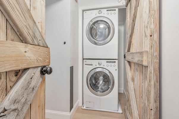 Interior, Utility Closets, Washer, Wood Texture Flooring
