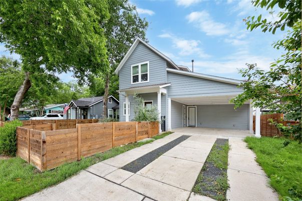 Attached, Exterior, Facade, Farmhouse