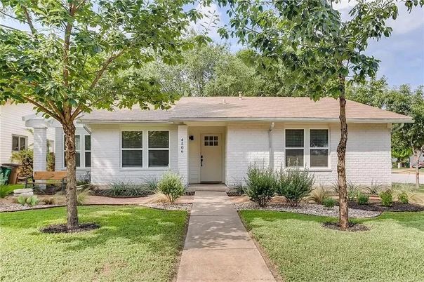 Exterior, Facade, Ranch