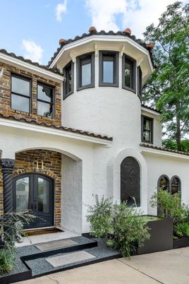 Exterior, Facade, Mediterranean