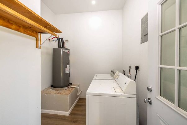 Interior, Recessed Lighting, Washer, Wood Texture Flooring