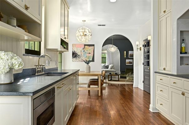 Chandelier, Dining room, Interior, Kitchen, Pendant Lights, Recessed Lighting, Wood Texture Flooring