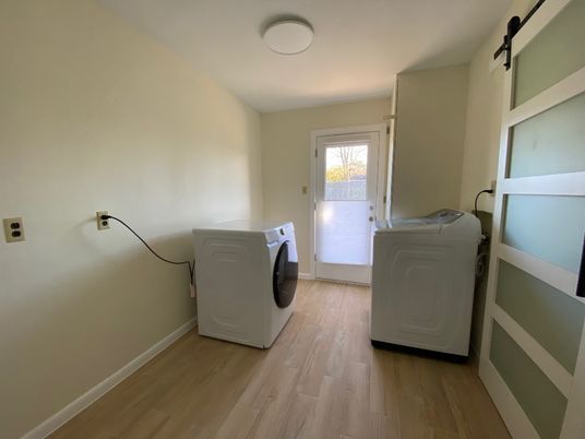 Interior, Washer, Wood Texture Flooring