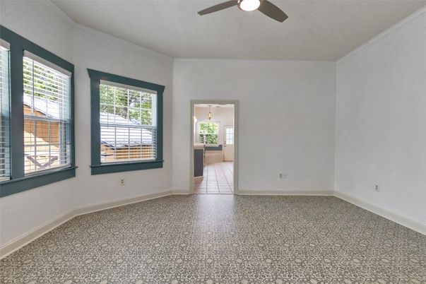Empty room, Interior