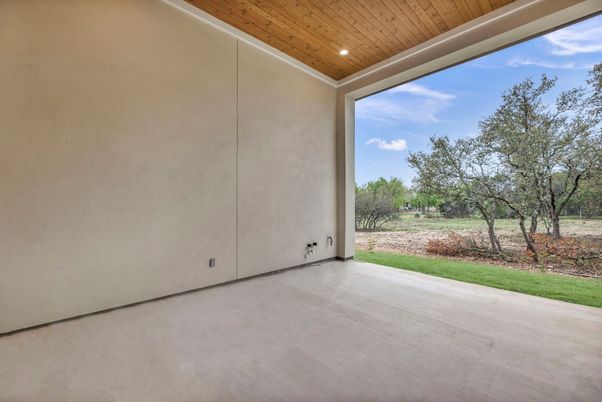 Empty room, Exterior