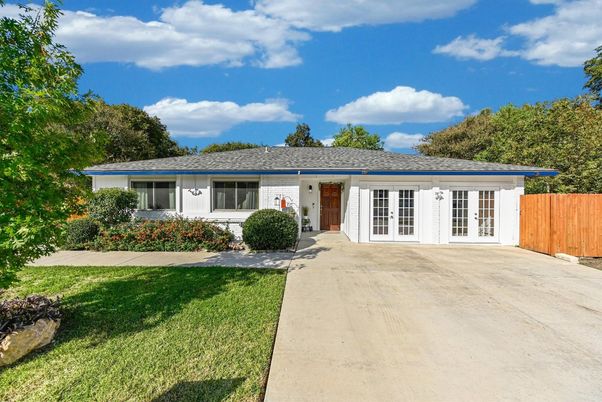 Backyard, Exterior, Facade, Ranch