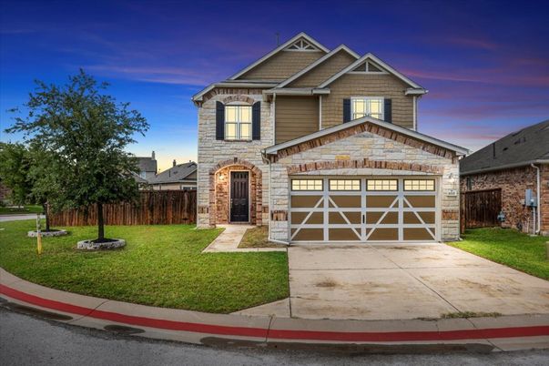 Attached, Exterior, Facade, American Craftsman