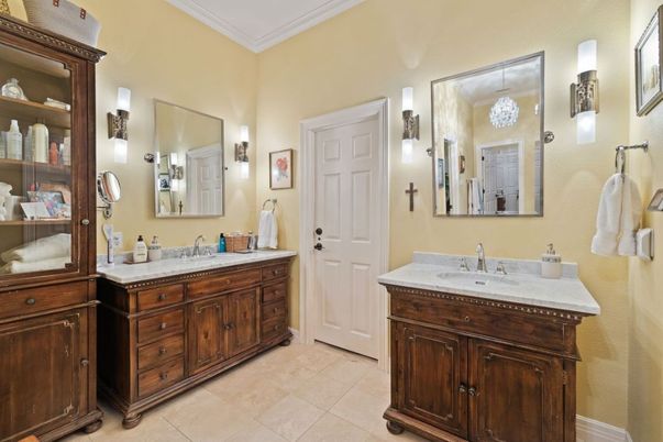 Bathroom, Dual Sink Vanities, Interior