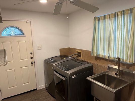Interior, Recessed Lighting, Washer, Wood Texture Flooring