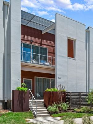 Exterior, Facade, Modern
