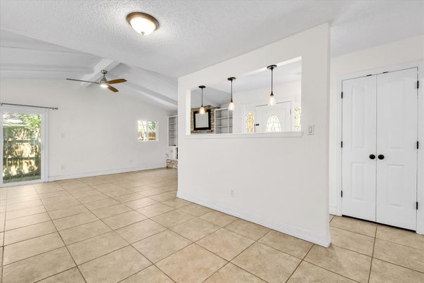 Empty room, Interior, Pendant Lights