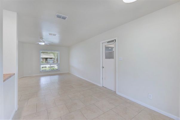 Empty room, Interior