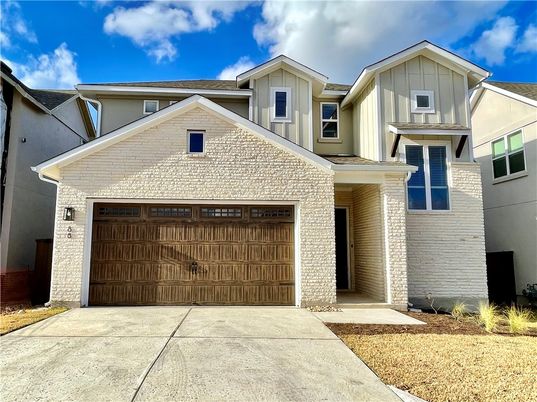 Attached, Exterior, Facade, American Craftsman