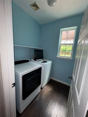 Interior, Recessed Lighting, Washer, Wood Texture Flooring