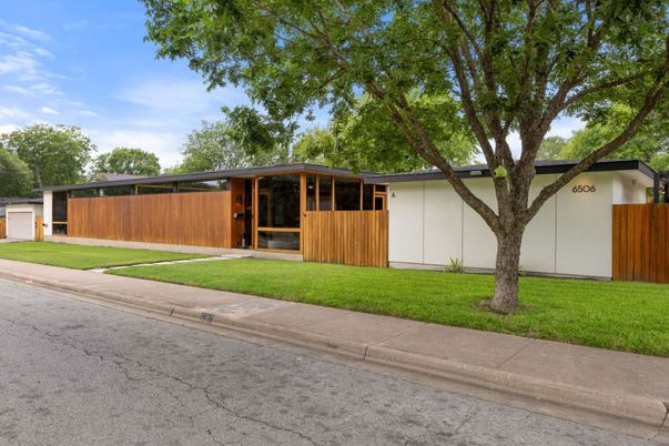 Exterior, Facade, Ranch
